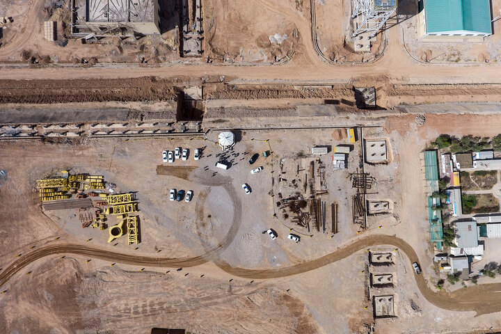 بازدید سید پرویز فتاح رییس ستاد اجرایی فرمان امام از کارخانه در حال ساخت قند شهدای دزفول