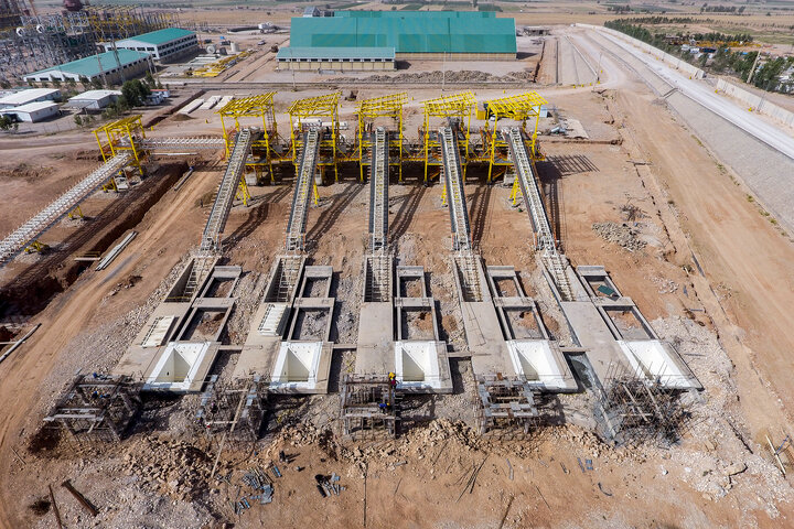 بازدید سید پرویز فتاح رییس ستاد اجرایی فرمان امام از کارخانه در حال ساخت قند شهدای دزفول