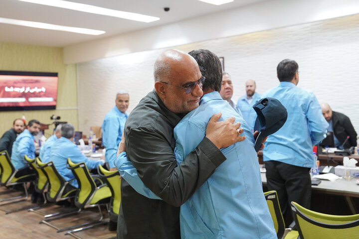 حضور مصطفی مطورزاده نماینده مردم خرمشهر در مجلس شورای اسلامی در جلسه رئیس ستاد اجرایی فرمان امام با مدیران ارشد کارخانه فولاد جهان‌آٰرا اروند خرمشهر