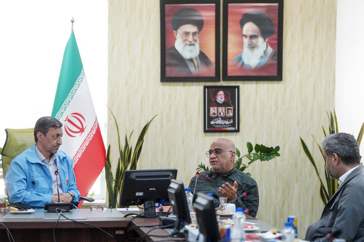 حضور مصطفی مطورزاده نماینده مردم خرمشهر در مجلس شورای اسلامی در جلسه رئیس ستاد اجرایی فرمان امام با مدیران ارشد کارخانه فولاد جهان‌آٰرا اروند خرمشهر