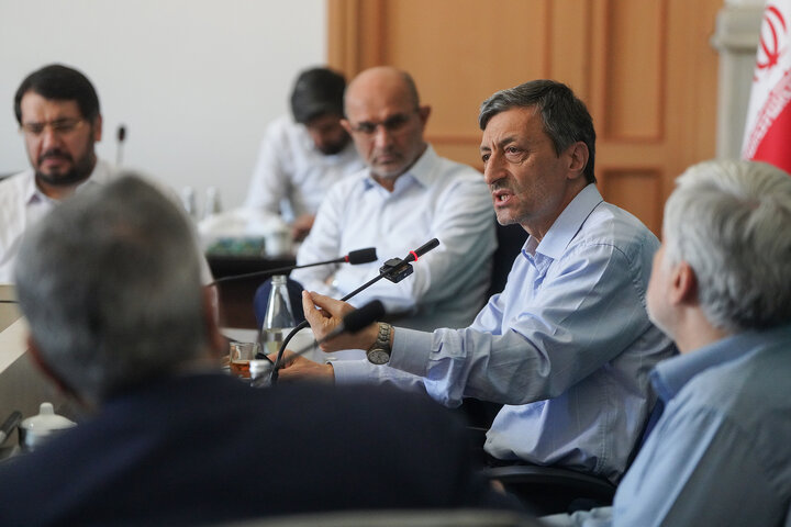 جلسه شورای معاونین و مدیران ستاد اجرایی فرمان امام در حرم امام رضا(ع)