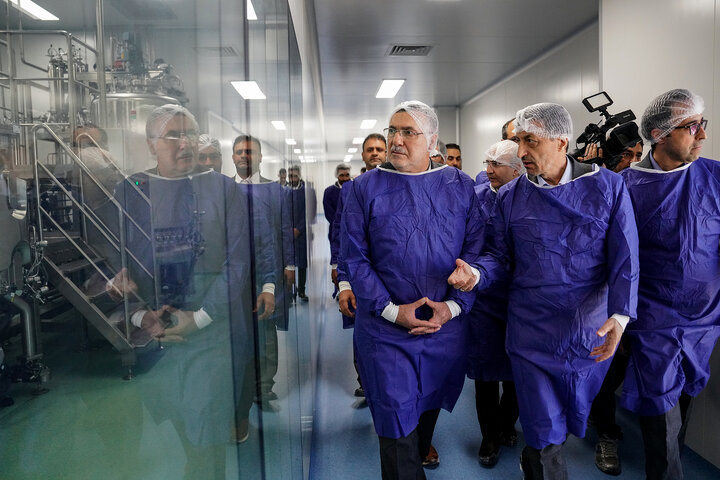 نگاه/ روایتی متفاوت از آئین رونمایی از ۲۳ محصول دارویی گروه سلامت و دارویی برکت