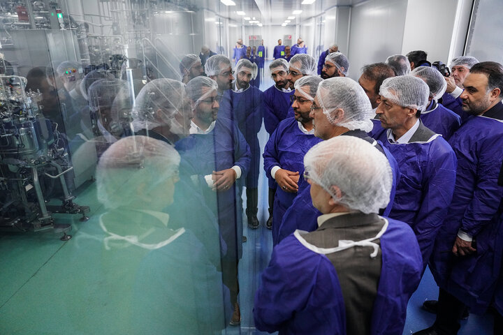 آیین رونمایی از ٢٣ محصول دارویی جدید در گروه سلامت و دارویی برکت