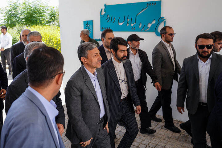 بازدید رئیس ستاد اجرایی فرمان امام و وزیر بهداشت از باغ موزه گیاهان دارویی