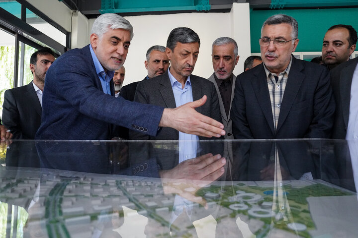 بازدید رئیس ستاد اجرایی فرمان امام و وزیر بهداشت از باغ موزه گیاهان دارویی