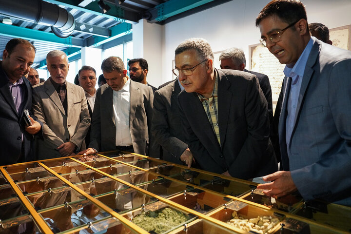 بازدید رئیس ستاد اجرایی فرمان امام و وزیر بهداشت از باغ موزه گیاهان دارویی