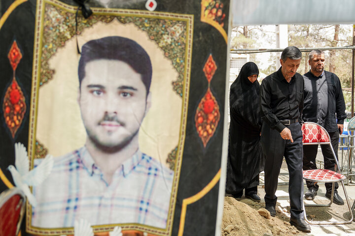 حضور رئیس ستاد اجرایی فرمان امام بر مزار شهدای حملات رژیم صهیونیستی