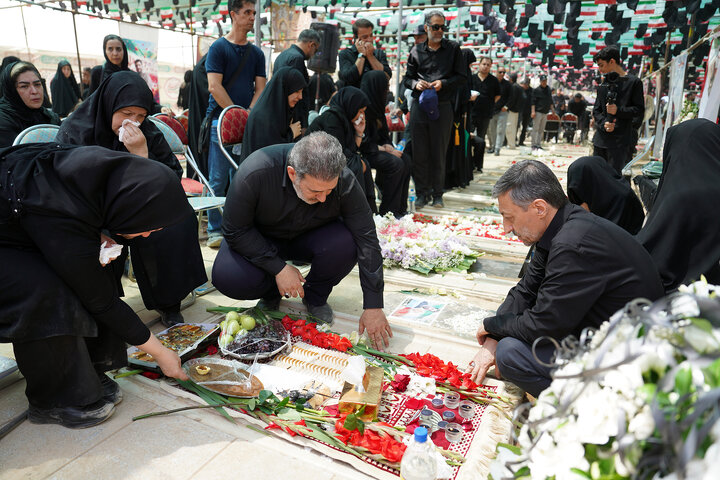 حضور رئیس ستاد اجرایی فرمان امام بر مزار شهدای حملات رژیم صهیونیستی