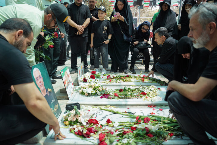 حضور رئیس ستاد اجرایی فرمان امام بر مزار شهدای حملات رژیم صهیونیستی