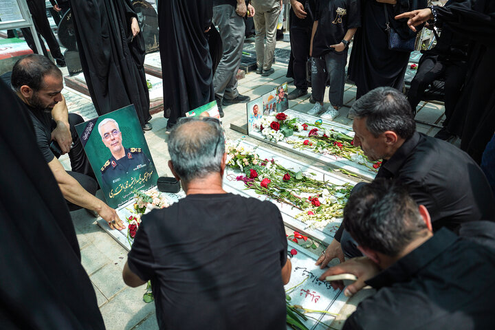 حضور رئیس ستاد اجرایی فرمان امام بر مزار شهدای حملات رژیم صهیونیستی