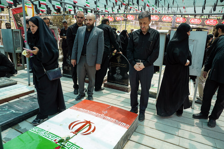 حضور رئیس ستاد اجرایی فرمان امام بر مزار شهدای حملات رژیم صهیونیستی