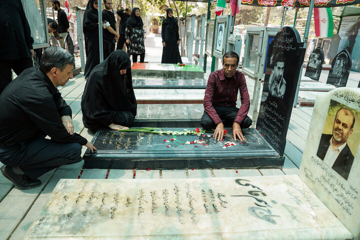 حضور رئیس ستاد اجرایی فرمان امام بر مزار شهدای حملات رژیم صهیونیستی