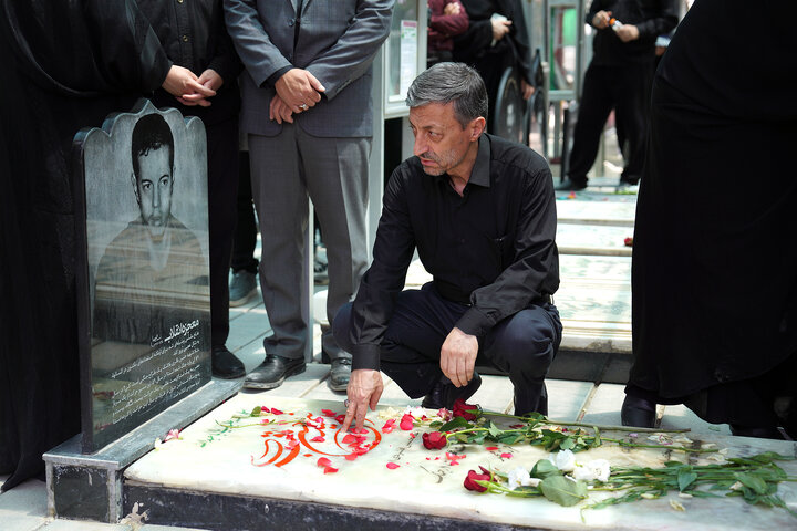 حضور رئیس ستاد اجرایی فرمان امام بر مزار شهدای حملات رژیم صهیونیستی