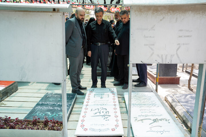 حضور رئیس ستاد اجرایی فرمان امام بر مزار شهدای حملات رژیم صهیونیستی