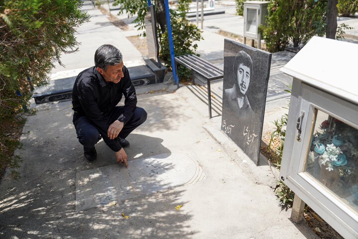 حضور رئیس ستاد اجرایی فرمان امام بر مزار شهدای حملات رژیم صهیونیستی