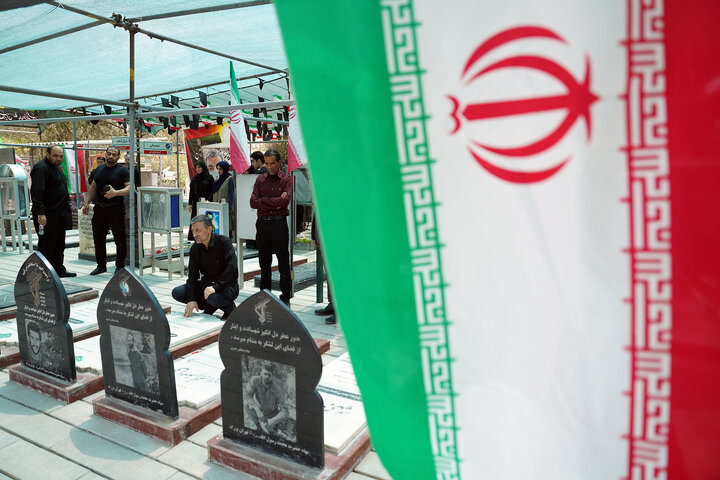 حضور رئیس ستاد اجرایی فرمان امام بر مزار شهدای حملات رژیم صهیونیستی