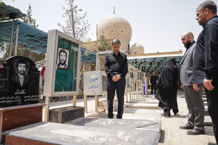 حضور رئیس ستاد اجرایی فرمان امام بر مزار شهدای حملات رژیم صهیونیستی