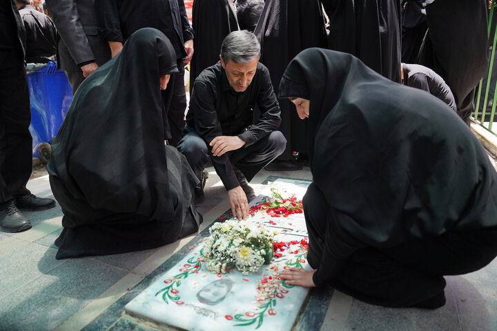 حضور رئیس ستاد اجرایی فرمان امام بر مزار شهدای حملات رژیم صهیونیستی