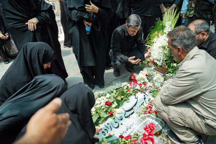 حضور رئیس ستاد اجرایی فرمان امام بر مزار شهدای حملات رژیم صهیونیستی