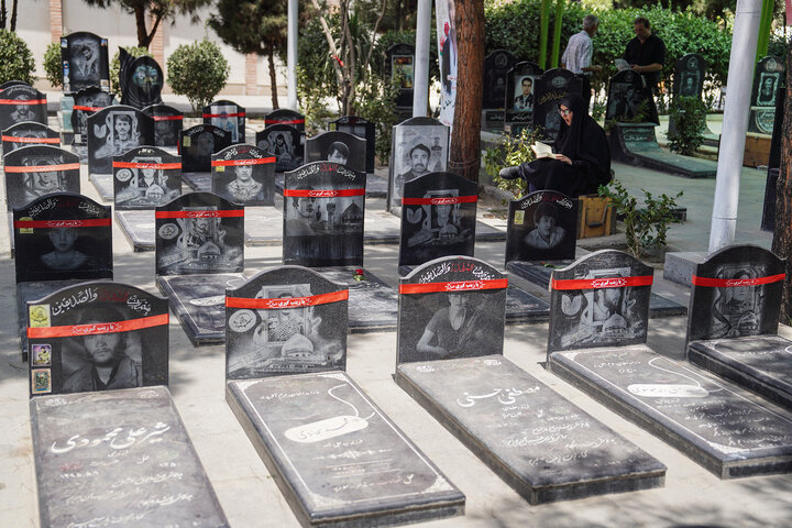 حضور رئیس ستاد اجرایی فرمان امام بر مزار شهدای حملات رژیم صهیونیستی