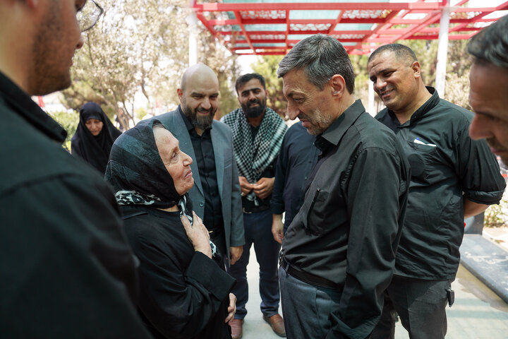 حضور رئیس ستاد اجرایی فرمان امام بر مزار شهدای حملات رژیم صهیونیستی