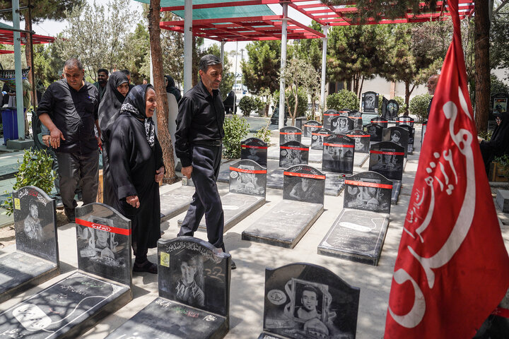 حضور رئیس ستاد اجرایی فرمان امام بر مزار شهدای حملات رژیم صهیونیستی