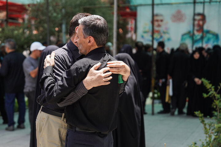 حضور رئیس ستاد اجرایی فرمان امام بر مزار شهدای حملات رژیم صهیونیستی