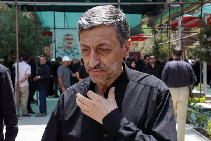 حضور رئیس ستاد اجرایی فرمان امام بر مزار شهدای حملات رژیم صهیونیستی