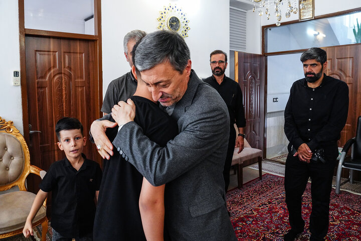 دیدار رئیس ستاد اجرایی فرمان امام با جانبازان و خانواده شهید حمله به کارخانه سپنتا