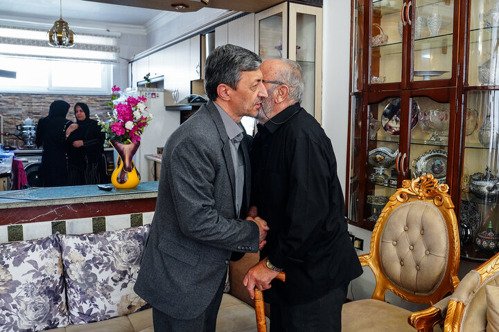 دیدار رئیس ستاد اجرایی فرمان امام با جانبازان و خانواده شهید حمله به کارخانه سپنتا