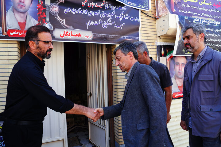 دیدار رئیس ستاد اجرایی فرمان امام با جانبازان و خانواده شهید حمله به کارخانه سپنتا