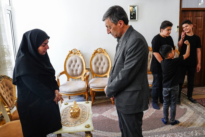 دیدار رئیس ستاد اجرایی فرمان امام با جانبازان و خانواده شهید حمله به کارخانه سپنتا