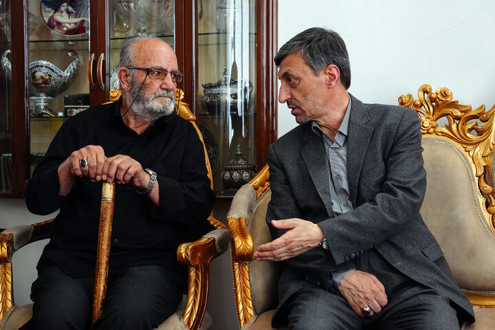 دیدار رئیس ستاد اجرایی فرمان امام با جانبازان و خانواده شهید حمله به کارخانه سپنتا