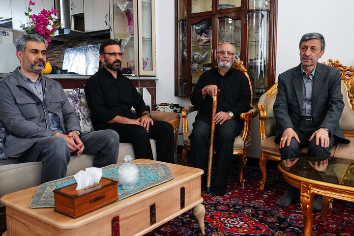 دیدار رئیس ستاد اجرایی فرمان امام با جانبازان و خانواده شهید حمله به کارخانه سپنتا