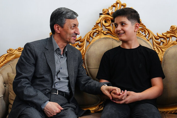 دیدار رئیس ستاد اجرایی فرمان امام با جانبازان و خانواده شهید حمله به کارخانه سپنتا