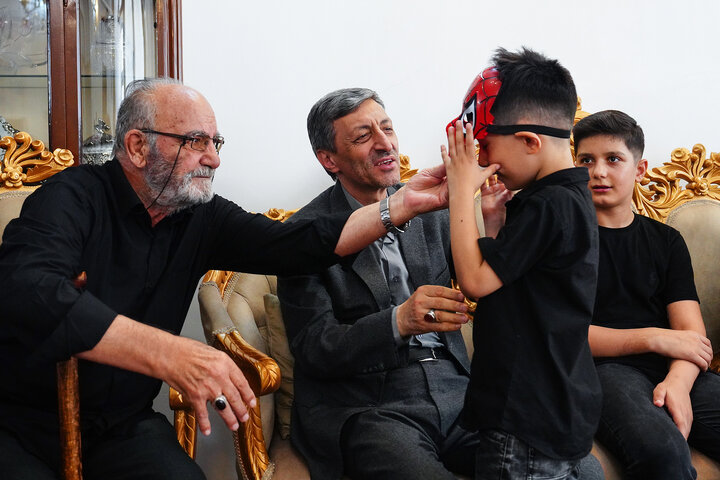 دیدار رئیس ستاد اجرایی فرمان امام با جانبازان و خانواده شهید حمله به کارخانه سپنتا