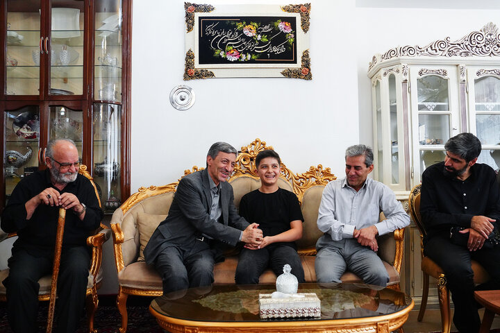 دیدار رئیس ستاد اجرایی فرمان امام با جانبازان و خانواده شهید حمله به کارخانه سپنتا