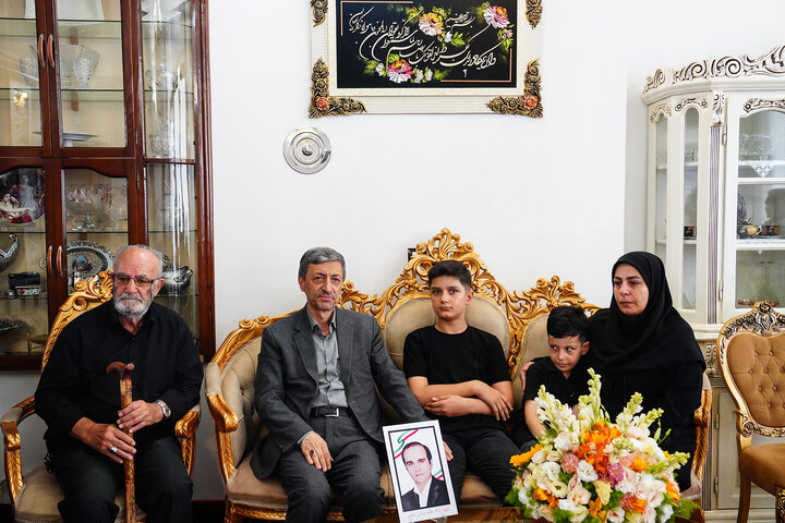 دیدار رئیس ستاد اجرایی فرمان امام با جانبازان و خانواده شهید حمله به کارخانه سپنتا