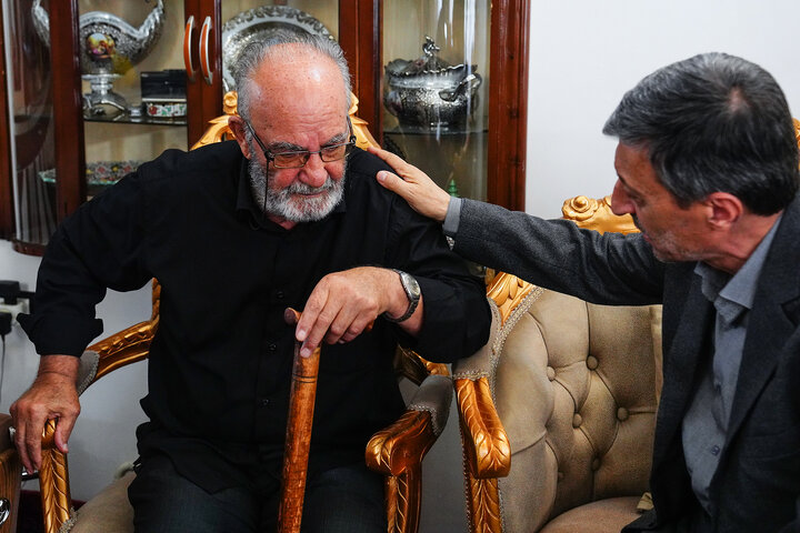 دیدار رئیس ستاد اجرایی فرمان امام با جانبازان و خانواده شهید حمله به کارخانه سپنتا