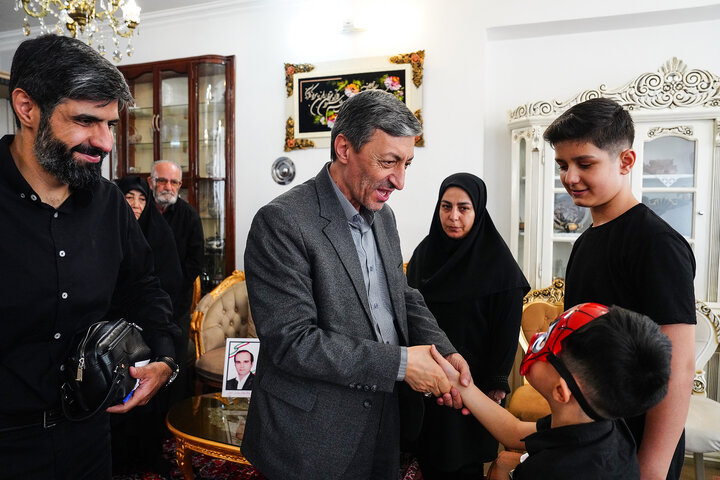 دیدار رئیس ستاد اجرایی فرمان امام با جانبازان و خانواده شهید حمله به کارخانه سپنتا