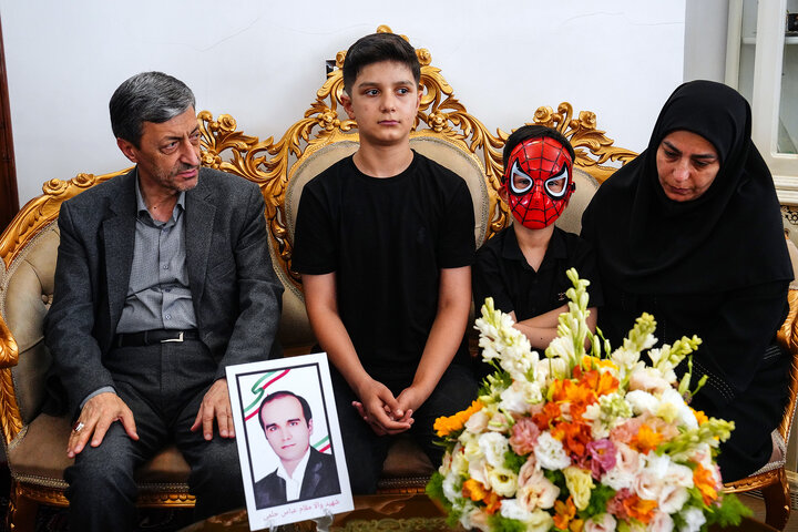 دیدار رئیس ستاد اجرایی فرمان امام با جانبازان و خانواده شهید حمله به کارخانه سپنتا