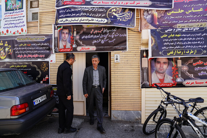 دیدار رئیس ستاد اجرایی فرمان امام با جانبازان و خانواده شهید حمله به کارخانه سپنتا