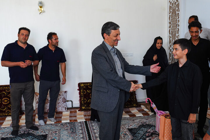 دیدار رئیس ستاد اجرایی فرمان امام با جانبازان و خانواده شهید حمله به کارخانه سپنتا