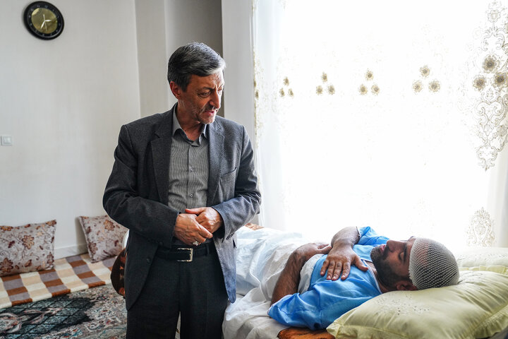 دیدار رئیس ستاد اجرایی فرمان امام با جانبازان و خانواده شهید حمله به کارخانه سپنتا