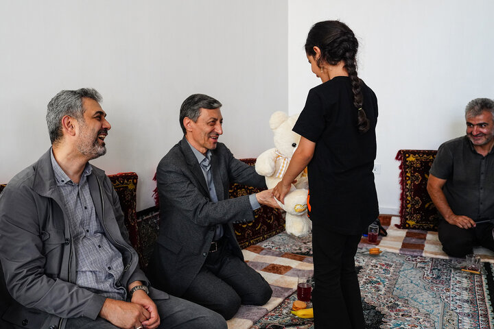 دیدار رئیس ستاد اجرایی فرمان امام با جانبازان و خانواده شهید حمله به کارخانه سپنتا