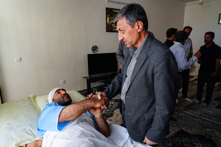 دیدار رئیس ستاد اجرایی فرمان امام با جانبازان و خانواده شهید حمله به کارخانه سپنتا