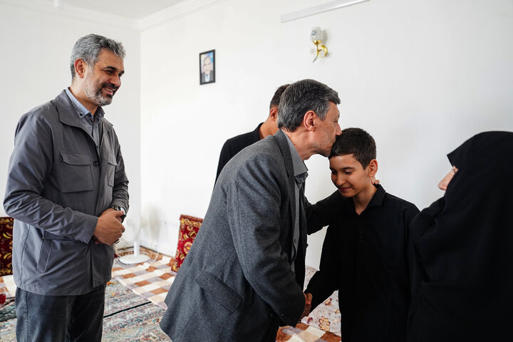 دیدار رئیس ستاد اجرایی فرمان امام با جانبازان و خانواده شهید حمله به کارخانه سپنتا