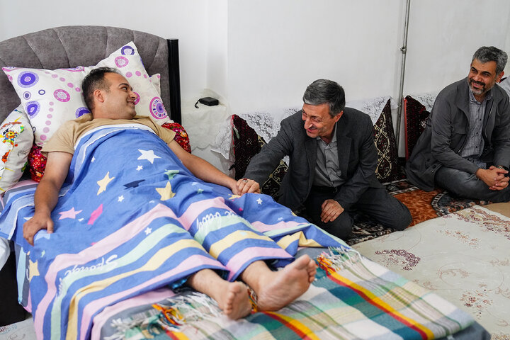 دیدار رئیس ستاد اجرایی فرمان امام با جانبازان و خانواده شهید حمله به کارخانه سپنتا