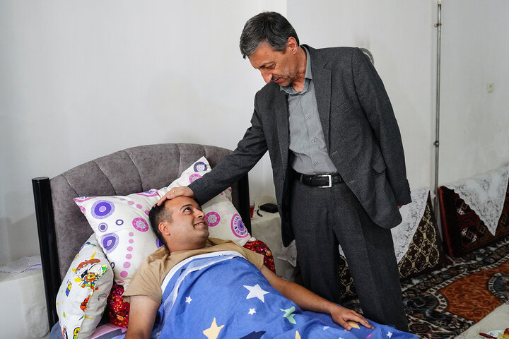 دیدار رئیس ستاد اجرایی فرمان امام با جانبازان و خانواده شهید حمله به کارخانه سپنتا