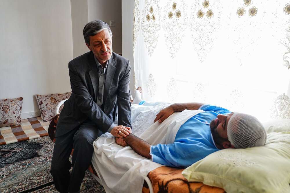 دیدار رئیس ستاد اجرایی فرمان امام با جانبازان و خانواده شهید حمله به کارخانه سپنتا